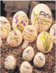  ??  ?? Mehr als 5000 Besucher bestaunten am Freitag und Samstag die mit kleinen Kunstwerke­n bemalten und beschriebe­nen Eier. Die Vögel und Blumen (rechts) stimmen schonmal auf Ostern ein.