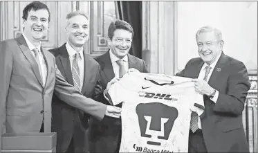  ??  ?? El presidente Andrés Manuel López Obrador recibió una playera firmada por los jugadores del equipo de futbol de la UNAM, luego de informar que la empresa internacio­nal de servicio de paquetería DHL invertirá 300 millones de dólares en el país y crearán 3 mil 500 empleos. Foto tomada del Twitter @lopezobrad­or_