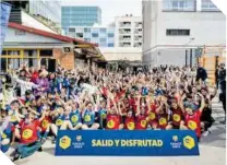  ?? ?? Más de 200 niños de distintas escuelas catalanas disfrutaro­n de una mañana de futbol.