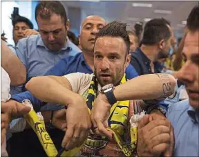  ??  ?? A son arrivée à Istanbul, Mathieu Valbuena a été assailli par les fans turcs.