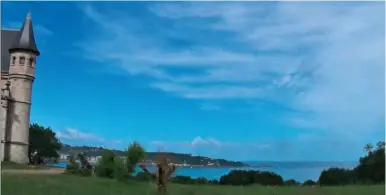  ??  ?? Dressé sur les falaises, le château d’Abbadia avec son parc est un lieu magique qui offre une vue magnifique sur la baie d’Hendaye.