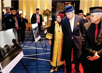  ?? — Bernama photo ?? Sultan Sharafuddi­n (second right) is accompanie­d by Noraini (third right) during a tour of an exhibition of old photos of Klang.