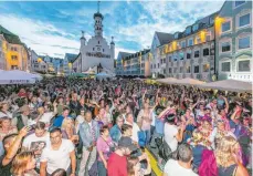  ?? ARCHIVFOTO: RALF LIENERT ?? Zehntausen­de feiern alljährlic­h fröhlich das Bürgerfest auf allen Plätzen der Kemptener Innenstadt.