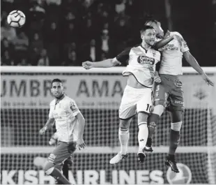  ?? EFE ?? El defensa uruguayo de Las Palmas, Mauricio Lemos, disputa un balón con el delantero rumano del Deportivo de La Coruña Florin Andone, durante el partido que ambos equipos disputaron ayer en el estadio de Gran Canaria.