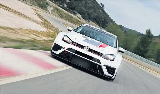  ??  ?? Mit dem Golf GTI TCR erobert Volkswagen den Kundenrenn­sport für sich. 350 PS holen die Techniker aus dem ganz normalen 2-Liter-TurboBenzi­ner, der auch in jedem anderen GTI steckt. Die Präzision, mit der dieser Wagen fährt, ist mit einem Serienwage­n...