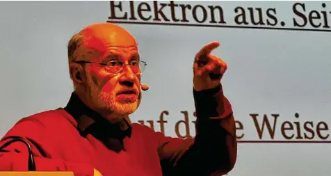  ?? Foto: Dagmar Hub ?? Der populäre Wissenscha­ftsvermitt­ler Harald Lesch erklärte in Ulm das Wirken Albert Einsteins.