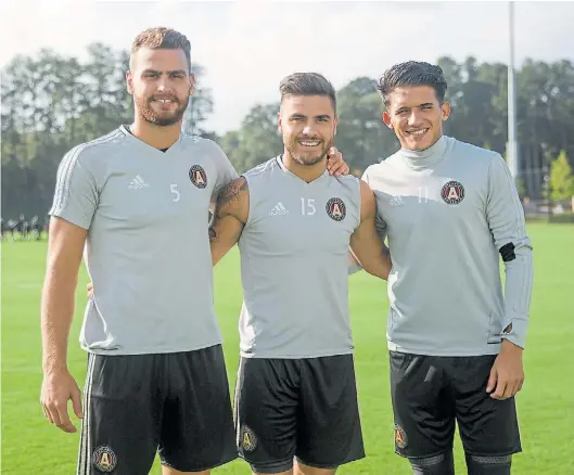  ??  ?? Sonrisas por triplicado. Leandro González Pirez, Héctor Villalba y Yamil Asad, en un alto del entrenamie­nto de Atlanta United.