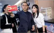  ?? PROVIDED TO CHINA DAILY ?? Chinese director and actor Jiang Wen takes a sefie with a movie fan during the 21st Shanghai Internatio­nal Film Festival.