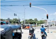  ?? CéSAR BOLíVAR ?? Dos motos y un motocarro esperan el cambio del semáforo instalado en la calle 30 con carrera 14.