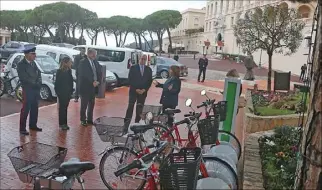  ??  ?? Le prince Albert II a permis l’installati­on d’une treizième borne, sur la place du palais princier, pour dix vélos à assistance électrique.