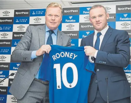  ?? FOTO: GYI ?? Wayne Rooney sostiene su camiseta con Ronald Koeman Confesó que su familia está encantada de volver a verle jugando de azul
