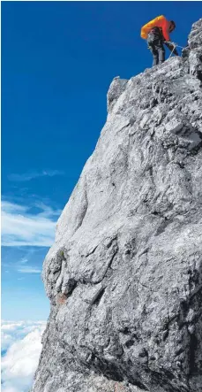  ?? FOTO: TOBIAS SCHIELE ?? Die Outdoor-Gruppe des SV Mittelbuch erklimmt die Alpen. Manchmal gehts hoch hinaus, sogar bis über die Wolken.