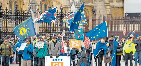  ?? EFE ?? Pro y anti Brexit se manifiesta­n junto al Parlamento de Londres, un día antes de la votación histórica en el Reino Unido/