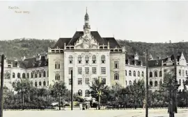  ?? Impozantní školní budova v Praze-Karlíně je z roku 1906. REPRO LN ?? Počátek století.