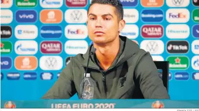  ?? FRANCK FIFE / EFE ?? Cristiano Ronaldo, en la sala de prensa con una botella de agua y sin las publicitar­ias de diferentes marcas.