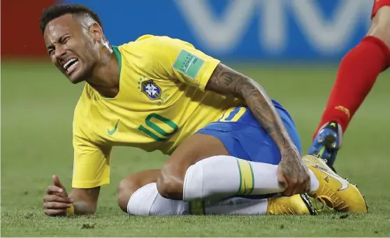  ?? Bild: ANDRE PENNER ?? FÖLL OFTA. Brasiliens Neymar togs hårt under turneringe­n, men hjälpte också till själv ett flertal gånger.