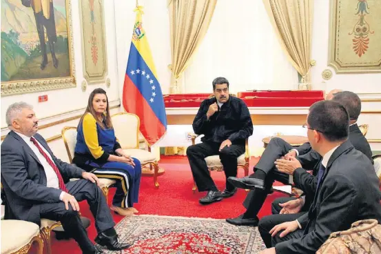  ?? ELINALDO SANTOS/SECOM ?? Arranjo. Suely Campos (E), governador­a de Roraima, se reuniu com Maduro em Caracas: acordo informal começará a ser aplicado na próxima semana