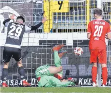  ?? FOTO: PETER SCHLIPF ?? Ein Bild mit Symbolchar­akter für die ganze Saison des VfR: Antonios Papadopoul­os im Netz des Gegners, der Ball aber nicht.