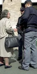  ??  ?? Sicura Poliziotti ascoltano un’anziana