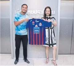  ??  ?? Adisorn Promrak is unveiled as Port player by club chairwoman Nualphan Lamsam.