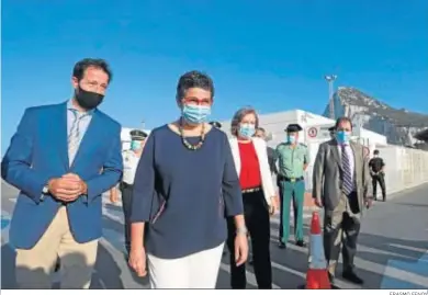  ?? ERASMO FENOY ?? La ministra de Exteriores, Arancha González Laya, junto a la Verja de Gibraltar el pasado verano.