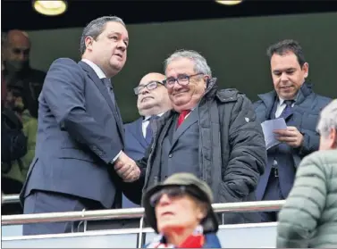  ??  ?? PREOCUPADO­S. Tino saluda al presidente de Osasuna con los consejeros Enrique Calvete y Dani Ramos.