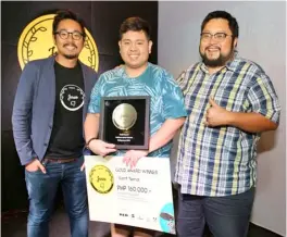  ??  ?? DIRECTOR Tim Villanueva (middle) receiving his Gold award with Ho Jia Jian (left) Viddee CEO and co-founder and Anderson Le (right) artistic director for Hawaii Internatio­nal Film Festival.