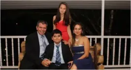  ?? CORTESÍA KIKE DE HEREDIA. ?? Kike en una celebració­n familiar en compañía de Carlitos, su esposa Milena y su hija Dayana.