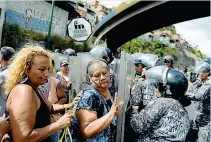  ?? (Afp/Parra) ?? La proteste Scontri a Caracas, in Venezuela, per la mancanza di cibo dopo le promesse da parte del governo di distribuir­e i prosciutti di Natale