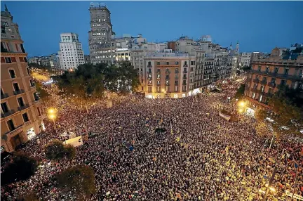  ?? PHOTO: REUTERS ?? Protesters gather outside the Catalan region’s economy ministry building during a raid by Spanish police on government offices in Barcelona.