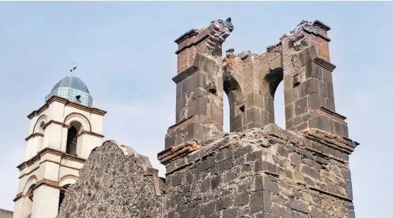  ??  ?? Se perdieron la cúpula de la torre derecha, así como la vigueta del campanario y su campana.