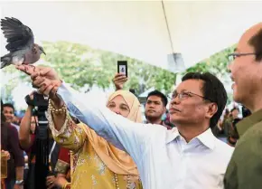  ?? — Bernama ?? Wings of change: Shafie, with his wife Datin Shuryani Shuaib, setting a pigeon free at a ceremony in Kota Kinabalu. Also present is Sabah Deputy Chief Minister Datuk Seri Wilfred Madius Tangau (right).