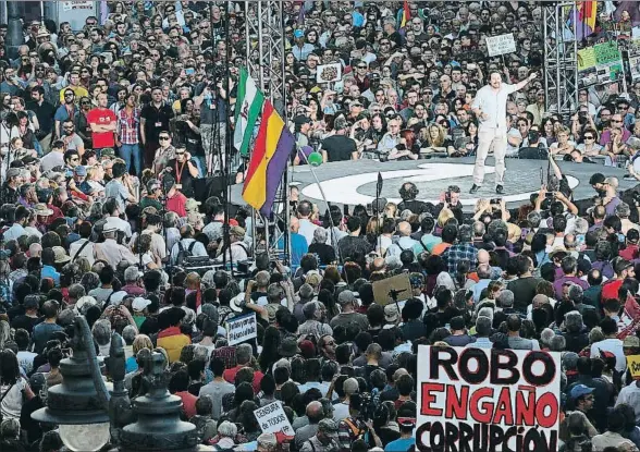  ?? EMILIA GUTIÉRREZ ?? El secretario general de Podemos, Pablo Iglesias, dirigiéndo­se ayer a la multitud concentrad­a en la Puerta del Sol de Madrid