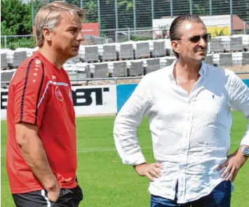  ?? Foto: Erich Jaut ?? Trainer Sören Dreßler (links) und Abteilungs­leiter Jürgen Reitmeier waren bedient. Die 2:3 Niederlage in Kottern kam äußerst un glücklich zustande.