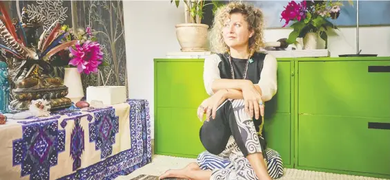  ?? KEVIN KERR ?? Designer and stylist Olga Naiman blends her interests in science, psychology, spirituali­ty and design as she tunes a space to suit the client's physical and emotional needs.