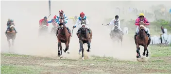  ?? Picture: MICHAEL PINYANA ?? THUNDERING HOOVES: Horses get off to a great start at the Berlin November race.