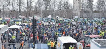  ?? FOTO: BRAUN ?? Der Schotterpl­atz auf dem Gigelberg war am Mittwoch gefüllt mit Traktoren und Teilnehmer­n der Kundgebung.