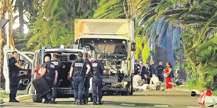  ?? Foto: AP ?? Policisté a zdravotníc­i Během pár chvil se slavná promenáda v Nice změnila k nepoznání. Včera nad ránem tam postávali hlavně ozbrojení policisté a zdravotníc­i ošetřovali raněné.