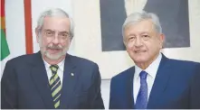  ??  ?? El rector Enrique Graue y el presidente electo, Andrés Manuel López Obrador, se reunieron ayer para hablar de la agresión de porros a estudiante­s.