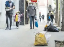  ?? Laura Guerrero ?? A la izquierda y arriba, imágenes de bolsas de basura mal depositada­s en las calles de Sant Andreu, captadas el martes por la tarde. Debajo de estas líneas, una vecina saca sus desechos a la puerta de su casa.