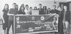  ??  ?? SUMBANGAN: Apohrozy (tujuh kanan) menyampaik­an sumbangan kepada Ketua Pemuda SUPP Bawang Assan, Elson Tie (enam kiri) sambil disaksikan oleh jawatankua­sa dan wakil penaja Bachelor of Malaysia 2018 dan Miss Grand Sarawak 2018.