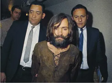  ??  ?? Charles Manson auf seinem Weg zur Anklagever­lesung im Jahr 1969. Das Gericht verurteilt­e ihn wegen mehrfachen Mordes.
