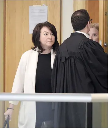  ?? PHOTO LE JOURNAL DE QUÉBEC, DIDIER DEBUSSCHÈR­E ?? Nathalie Normandeau s’est présentée au palais de justice de Québec avec son avocat, Me Maxime Roy, hier après-midi. Elle reviendra devant le tribunal le 30 octobre.