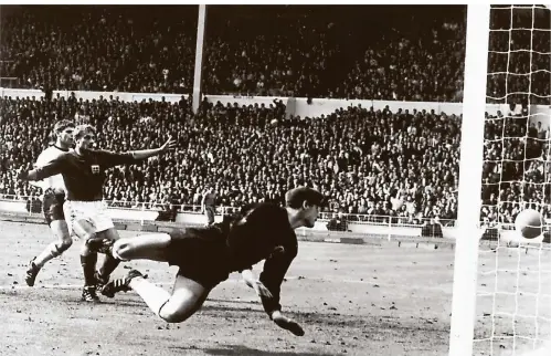  ?? Foto: dpa ?? Das Tor der Tore: Geoff Hurst (nicht im Bild) schießt den Ball im Finale der Fußball-WM 1966 an die Latte. Von dort prall er auf den Boden.