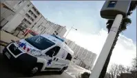  ?? (Photo Luc Boutria) ?? Si les ambulancie­rs, les chauffeurs de bus, les routiers ont la conduite écolo, c’est bon pour la planète. Il existe des formations pour cela.