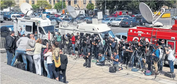  ?? Gustavo amarelle/télam ?? El informe del vocero de la Armada frente al Edificio Libertad concentró ayer una enorme atención mediática