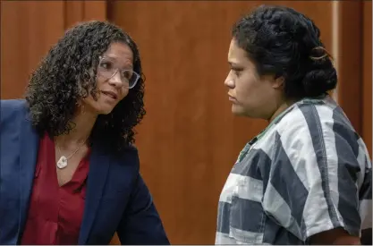  ?? KARL MONDON — STAFF PHOTOGRAPH­ER ?? Carlie Ware, a Santa Clara County deputy public defender and director of the Pre-arraignmen­t Representa­tion and Review pilot program, speaks with defendant Belinda Barraza, 33, in court in San Jose in January.