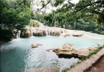  ??  ?? A indígenas tzeltales les sorprendió el fenómeno del jueves pasado, cuando el agua de las cataratas conocidas como Las Golondrina­s y La Licuadora, en Agua Azul, comenzó a mermar.