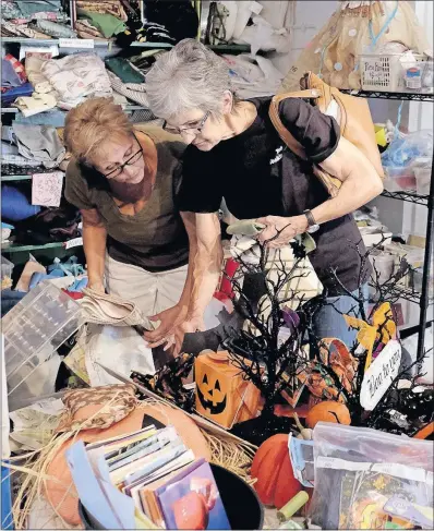  ?? [LORI KING/THE BLADE] ?? Janet Cupps, left, and Lil Thomas shot at Scrap4Art in Maumee, Ohio. The store has been around for about a decade as a venue for reusing and repurposin­g items.