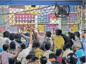  ?? ?? CUSTOMERS thronging a TASMAC outlet in Chennai on April 15, 2019.